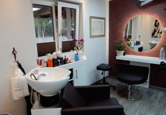 Heller Friseursalon mit Spiegeln, Stühlen und freundlicher Atmosphäre